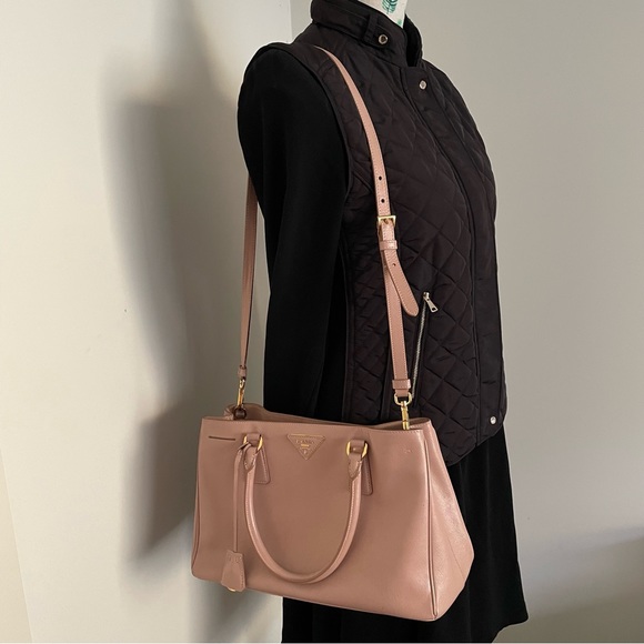 ❌SOLD❌on luxury site⭐️ HOST PICK⭐️Prada Galleria Saffiano Tote Bag 💕 Medium 💕 - Picture 13 of 16
